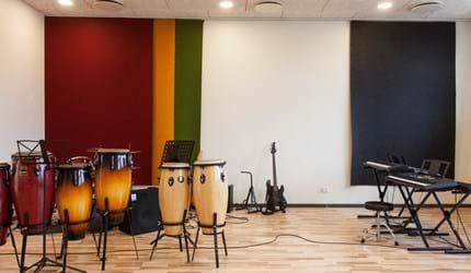 fraster, filt, felt cover, rumafskærmning, roomdivider, akustik, uld filt, inspiration, design, indretning, afskærmning, filtgardin, anne trolles skole